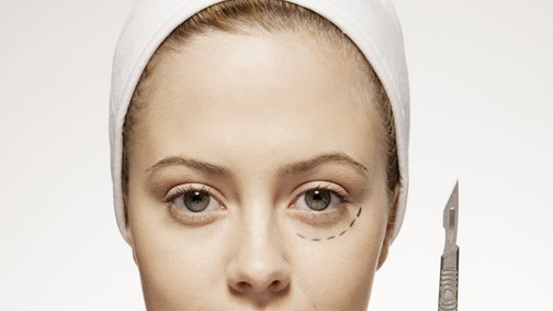 Sokkoló mennyi 30 alatti nő plasztikáztatott tavaly!