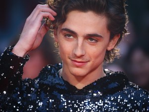 Timothée Chalamet saját tervezésű pulóverrel áll ki az afgán nők jogai mellett