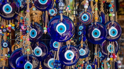 A védelmező szem több mint egzotikus kiegészítő, több ezer éve oltalmaz a szemmel veréstől