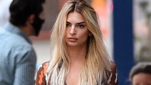 Emily Ratajkowski ruhája olyan lenge, hogy még a bugyija is kilátszik