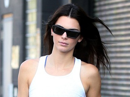 Oké, ez nagyon rendben van: Kendall Jenner szemétszedéssel óvta a környezetét