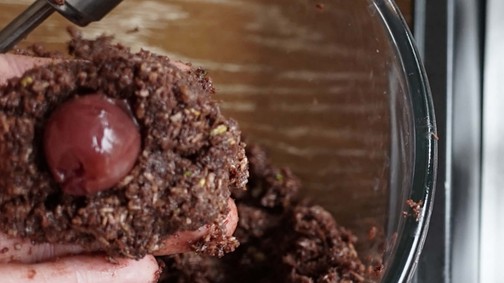 Meggyel töltött kókuszos csokigolyó - Minden napra egy Valentin-napi finomság!