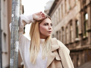 Imád utazni, és védjegye a pliszírozott szoknya: ismerd meg Ruzsa Norinát