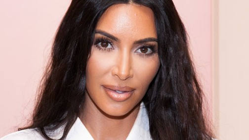Ha feleslegesnek érzed magad, nézd csak meg Kim Kardashian szoknyáját...
