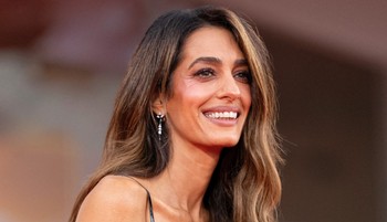 Amal Clooney álomszép szettben tündökölt, minden porcikájából árad az elegancia 
