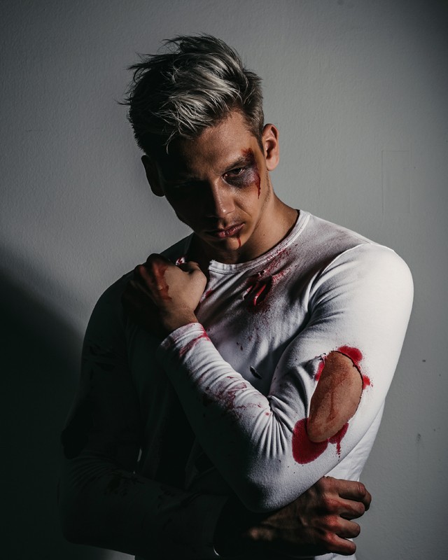 Rendhagyó fotósorozat hívja fel a figyelmet a negatív kommentek okozta lelki sérülésekre