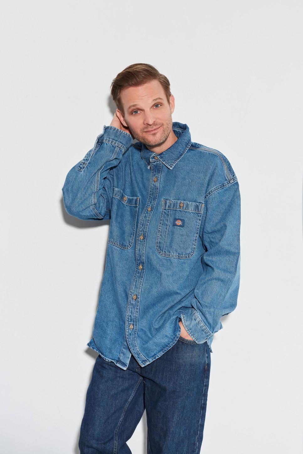 Puskás-Dallos Peti 2005-ben robbant be a köztudatba. Az énekes azóta is képernyőn van, és megmutatta, milyen sokoldalú. Zenei karrierje mellett színészként is megcsillogtatta a tudását és műsorvezetőként, valamint X-Faktor-mentorként is évről évre helytáll.