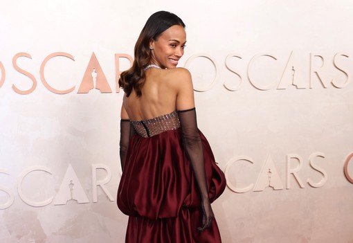 Zoë Saldana áttetsző mellrésszel tarolt az Oscaron: Íme a gála egyik legszebb és legkacérabb ruhája
