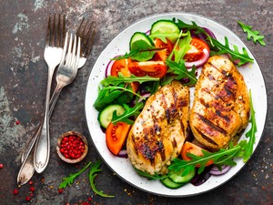 Grillre fel! Készítsd el legfinomabb grill fogásokat - Mai recept: Grillezett csirkemell friss salátával