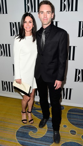 Courteney Cox és Johnny McDaid(korkülönbség 13 év): 2013 óta tart a Jóbarátok egykori sztárjának, és 13 évvel fiatalabb kedvesének viharos kapcsolata. Bár gyakran felmerülnek a pletykák, hogy kapcsolatuk válságba került, és ezen Courtney balul elsült plasztikai műtétei sem segítenek, mégis mindig békét kötnek egymással, és a színésznő 54 éves kora ellenére úgy nyilatkozott, nem tartja kizártnak, hogy hamarosan közös babájuk is legyen.