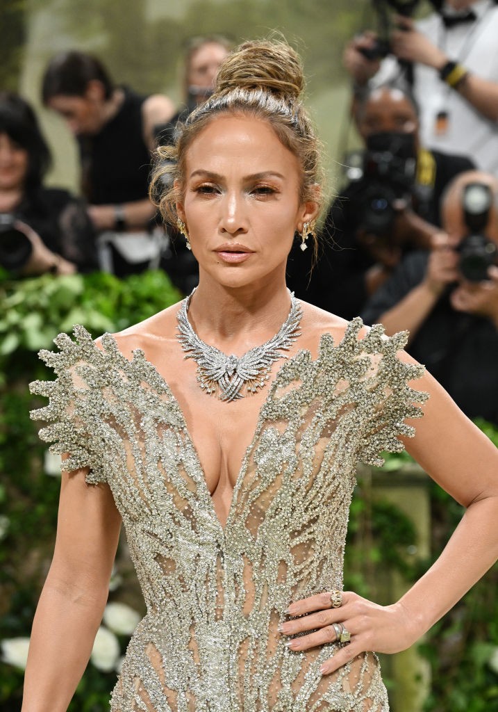 Jennifer Lopez ragyogóan részletgazdag ruhában érkezett a 2024-es Met-gálára, a „Sleeping Beauties: Reawakening Fashion” tematikájához hűen.