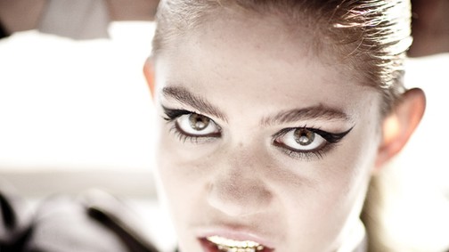 Szivárványszín és szédítő popzene: Ez Grimes világa