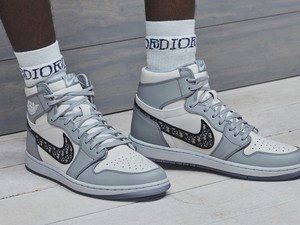 Nem lehet eldönteni a Nike és a Dior közös cipőjéről, hogy menő-e vagy sem