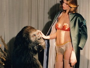 Gorillának vetkőző nő, kikötözés, óriás babák - ha horror a divat