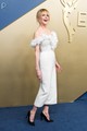 Nicole Kidman egy hófehér, tollakkal díszített Chanel ruhában érkezett az Emmy-gálára, amit fekete magassarkúkkal egészített ki.  