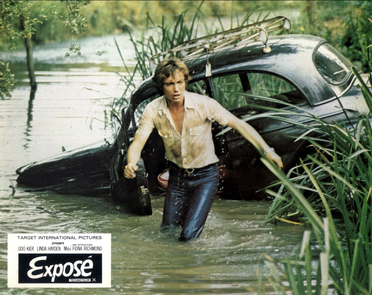 Udo Kier a második világháború idején született: alig, hogy meglátta a napvilágot, lebombázták a kórházat. Őt és édesanyját a romok alól kellett kimenekíteni. Szegény körülmények között nőtt fel, már tinédzserként egy gyárban dolgozott. A képen az Exposé című film egyik jelenete látható. 