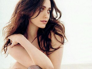 Szakadt harisnya semmi más: Emmy Rossum vetkőzött