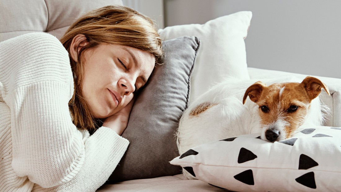 A REM-alvás során az agy fokozottan aktív a kreatív asszociációk és megoldások kialakításában.