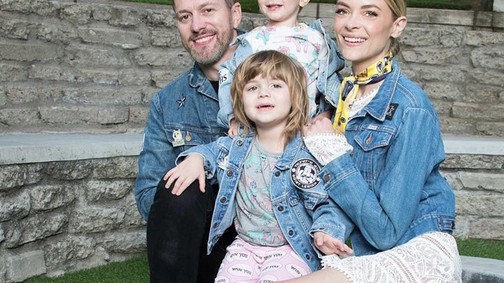 A színésznő kisfia rózsaszín ruhácskában jelent meg a vörös szőnyegen, a legtöbben imádják érte!