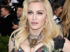 Madonna annyira tróger, hogy az már fáj