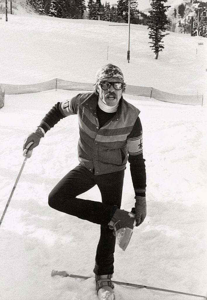 Robert Redford 1977 decemberében, egy utah állambeli Sundance-i sítúra során megigazítja a csizmáját