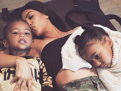 Itt a bizonyíték, hogy Kim Kardashian igenis jó anyuka!