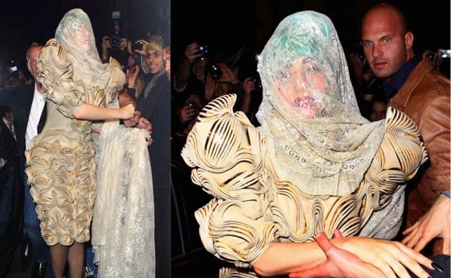 Lady Gaga Iris van Herpen ruhájában