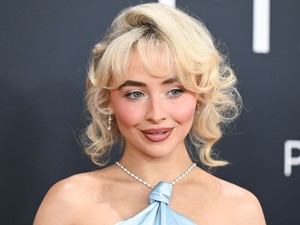 Erre nem voltunk felkészülve: ennyit ér Sabrina Carpenter gyémántnyaklánca, amit a Grammy-gálán viselt