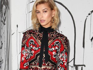 Hailey Baldwin ruhája hasonlít a szőnyegünkre, mégis imádjuk!