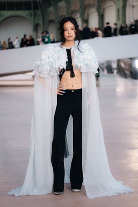 Jennie, dél-koreai énekesnő még Kylie-nál is merészebb szettet vállalt be: világoskék melltartóját csupán egy áttetsző, világoskék köpennyel takarta el. 