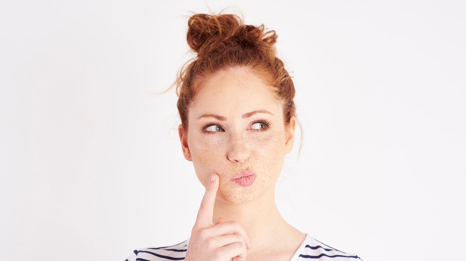 Számos tényező elősegítheti a foltok megjelenését az arcon, többek között a hormonok, a bőr öregedése és a napfény is