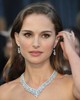 2012 – Natalie Portman a régi hollywoodi csillogást idézte meg a 2012-es Oscar-gálán, ahol egy Dior Haute Couture ruhát viselt Harry Winston gyémántjaival. A 100 karátos gyémánt nyaklánc tökéletesen illeszkedett archív ruhájához, hiszen egészen 1954-ig nyúlik vissza. A forma megtervezésekor még újnak számított, mára pedig az ékszerház egyik legemlékezetesebb védjegystílusává vált. Portman mindehhez egy 11 karátos gyémánt fülbevalót párosított, és a gálán mutatta meg először vadonatúj gyémánt jegygyűrűjét.