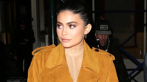 Jó ég! Mi ez, amit Kylie Jenner ruha helyett felvett?