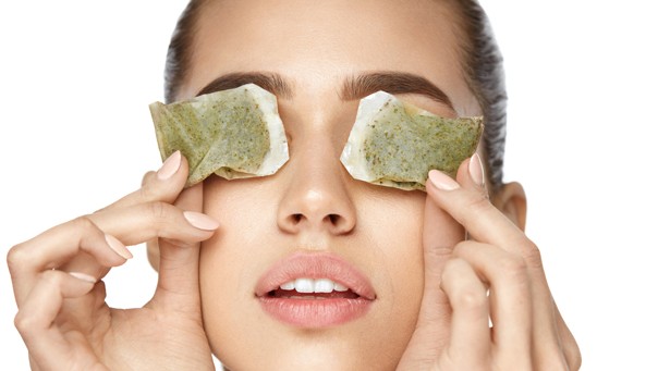 Modellek mondják el, hogyan tüntesd el a sötét karikákat a szemed alól