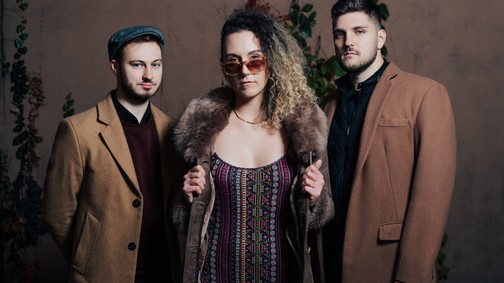 Sírva vigadunk a válságon - premieren a The Anahit új videója