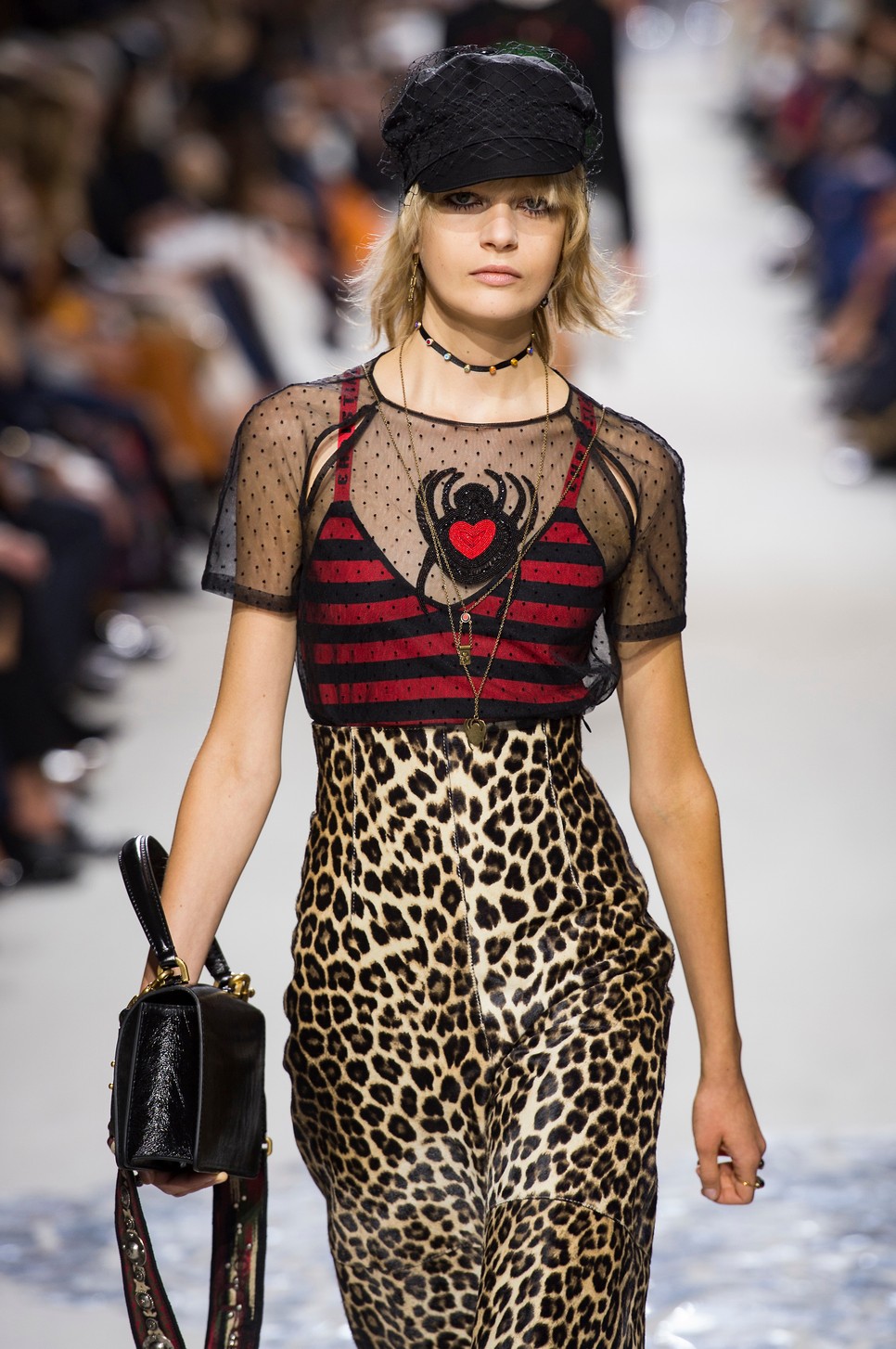 A tetőtől talpig vagány mintákkal és színekkel a Christian Dior kifutón erőteljes hatást gyakorolt ​​sokak szemére ez az eklektikus megjelenés