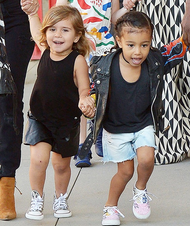 Cuki fotó a Kardashian gyerekekről, de mindenki csak azt látja, hogy kire hasonlítanak elképesztően...