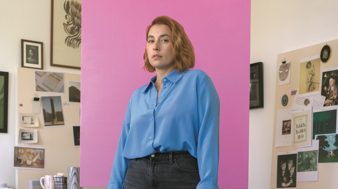 Sinkovics Judit | Blúz OTHER STORIES, Farmer COS, Papucs MISTA. Háttér elemek FILIP