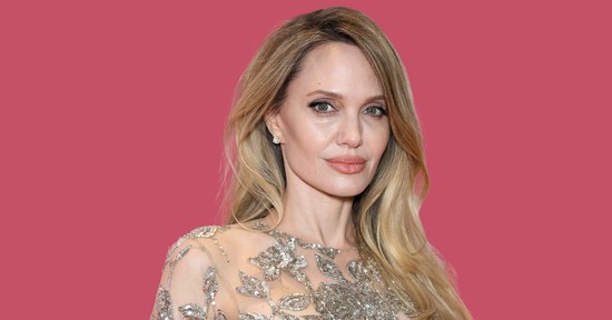 Angelina Jolie élete egyik legbátrabb meztelenruhájában ragyogott, óriási feltűnést keltett