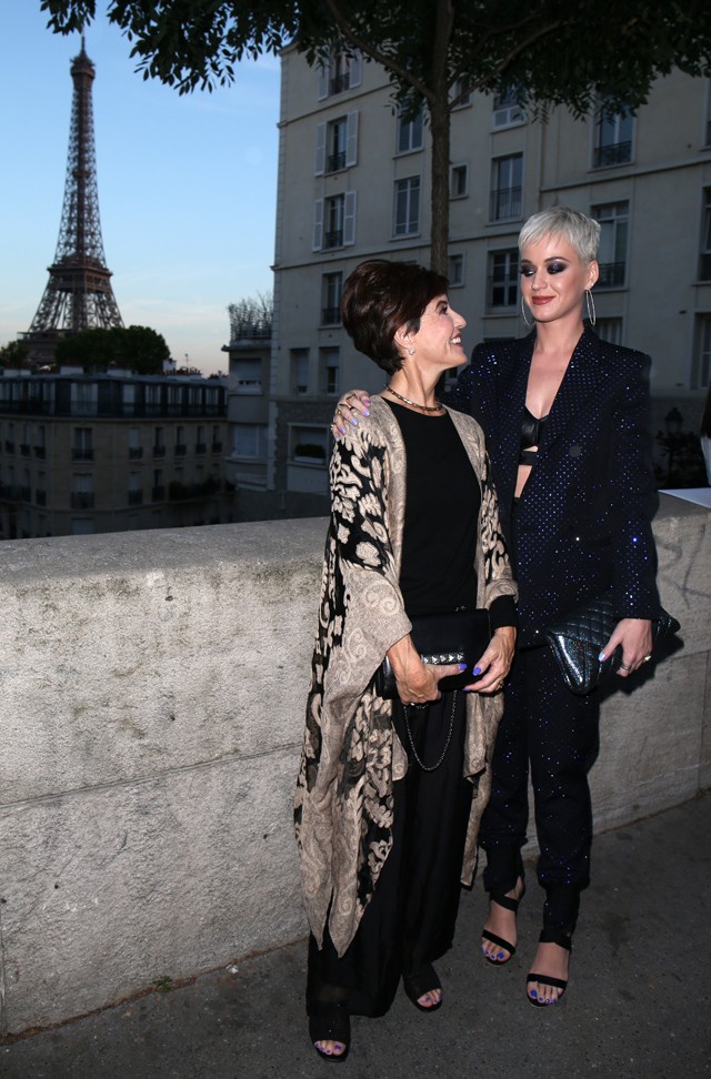 Katy Perry és anyukája Párizsban