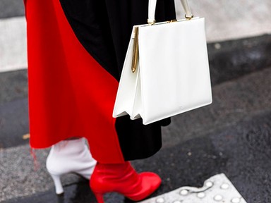 Nő felemás cipőben