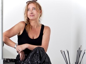 Ütős fekete szettel indítja a Gardróbnaplót Zimits Andrea divattervező