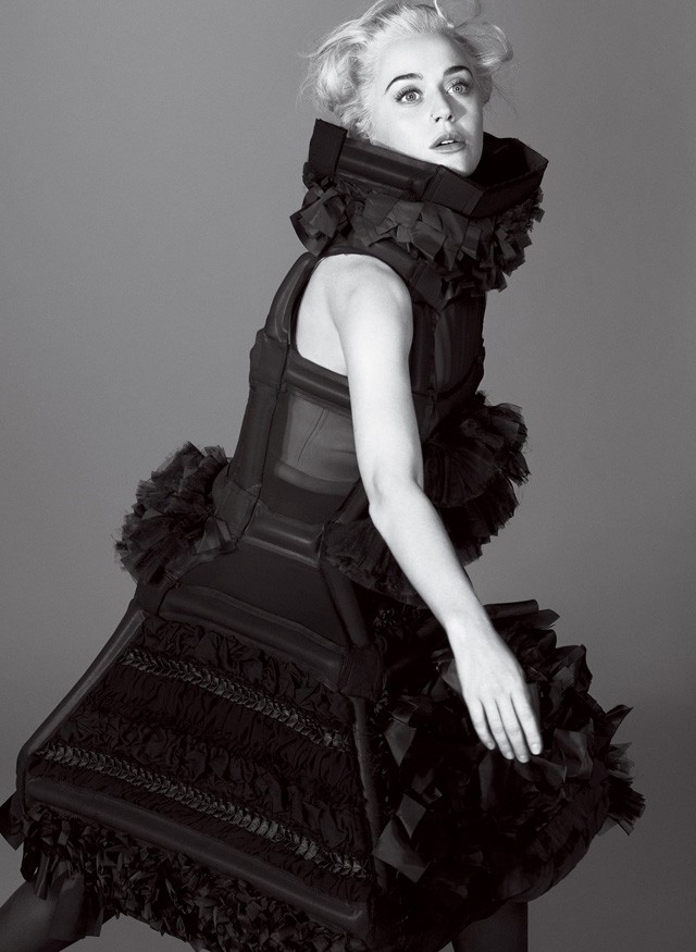 Katy Perry a Vogue magazinban Comme des Garcons dresszben