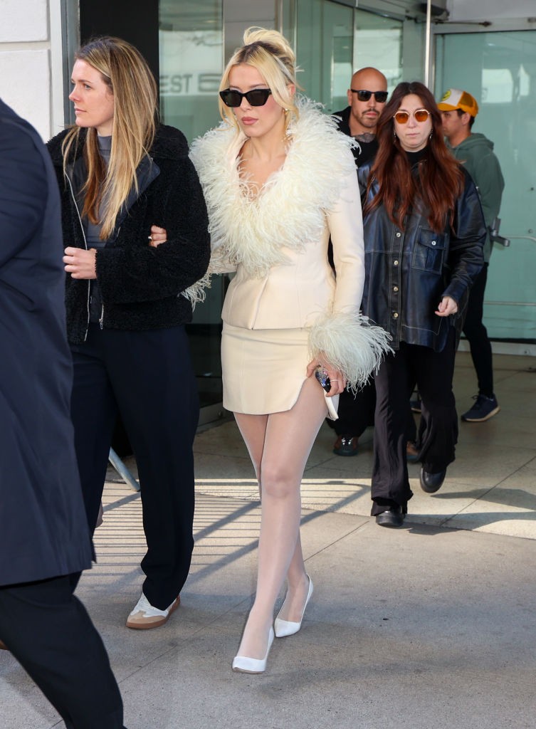 Drew Barrymore show-jába egy ahhoz hasonló outfitben érkezett, amit Drew Barrymore A bambanő című filmjében viselt a '90-es évek végén. 