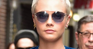 Cara Delevingne bársonyzakóban villantott melltartót