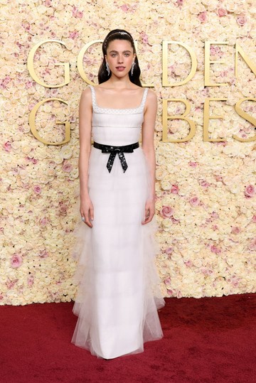 Margaret Qualley a 2025-ös Golden Globe-on egy elképesztően elegáns és kifinomult, hófehér Chanel kreációban tündökölt, amit egy fekete masni díszített. 