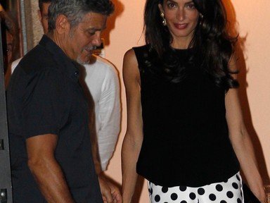 Bakfisnak öltözött Amal Clooney a randira