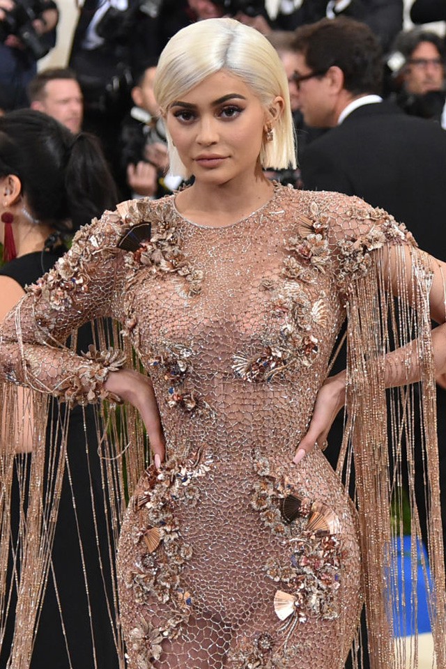 Kylie platinaszőkén