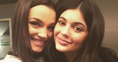 A Kardashian-Jenner lányok eltitkolt 18 éves unokatesója szuperbájos, és modellnek áll