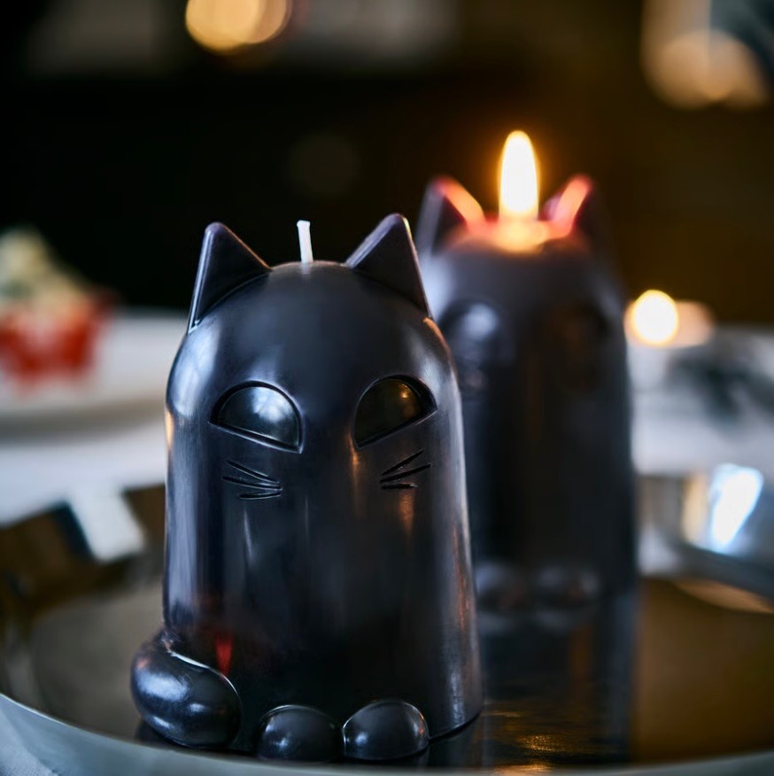 Szereted gyertyákkal és mécsesekkel megadni az alaphangulatot? Egy fekete cica alakú gyertya tökéletes halloweeni geg, mégsem túl direkt utalás -IKEA, 1990 Ft